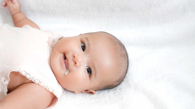 Ilustrasi bayi baru lahir muntah. Foto: Shutter Stock