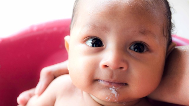Ilustrasi bayi muntah setelah makan. Foto: Shutter Stock