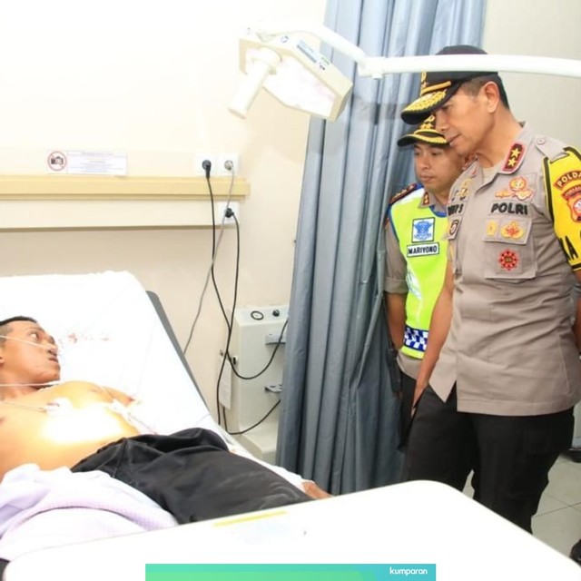 Kapolda Jawa Barat Irjen Rudy Sufahriadi menjenguk Amsor, tersangka penyerangan sopir bus Safari, di RS Mitra Plumbon Cirebon, Senin (17/6/2019). Foto: (Dok Istimewa)