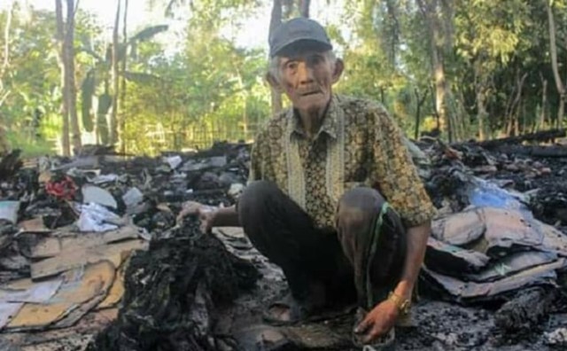 Kakek Arsyad (70) mengais sisa kebakaran di rumahnya Foto: ist