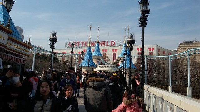 Lotte World, wahana bermain yang ramai di Seoul. Foto: Khiththati/acehkini