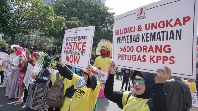 Massa aksi membawa tanda pada aksi unjuk rasa di kawasan Jalan Medan Merdeka Barat, Jakarta, Selasa (18/6). Foto: Helmi Afandi/kumparan
