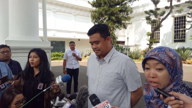 Menantu Presiden Joko Widodo, Bobby Nasution saat memberikan keterangan pers terkait isu pencalonan Sekjen PSSI Foto: Fahrian Saleh/kumparan