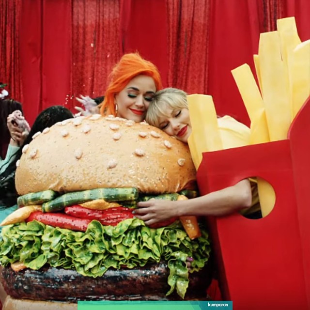 Taylor Swift dan Katy Perry berpelukan di video klip 'You Need To Calm Down' Foto: YouTube/Taylor Swift