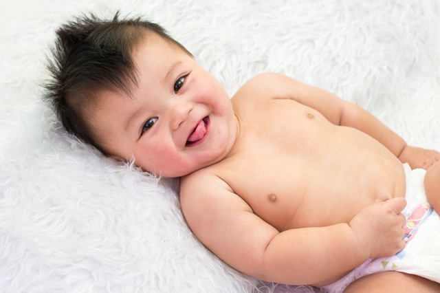 bayi menjulurkan lidah Foto: Shutterstock