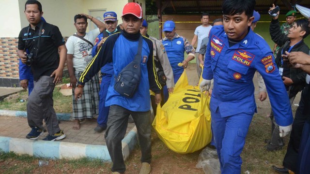 17 Jenazah Korban Kapal Tenggelam di Sumenep Dikebumikan (35175)