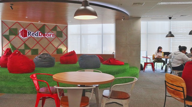 Mini stage di area Fun Zone kantor baru RedDoorz. Foto: Helinsa Rasputri/kumparan