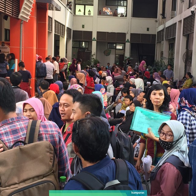 Ratusan wali murid yang memadati pos pelayanan Penerimaan Peserta Didik Baru (PPDB) Dinas pendidikan Kota Surabaya untuk mengajukan protes, Selasa (18/6). Foto: Yuana Fatwalloh/kumparan
