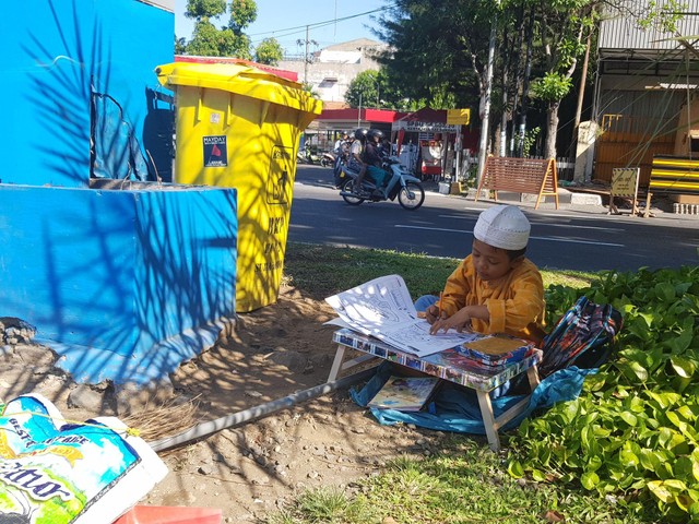 Sang Ibu Jualan  Koran Si Anak  Belajar di Pinggir Jalan 