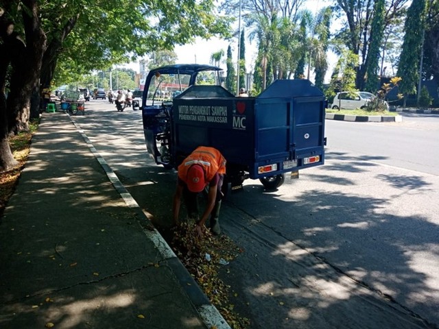 Motor pengangkut sampah di Makassar (Makassar Indeks).