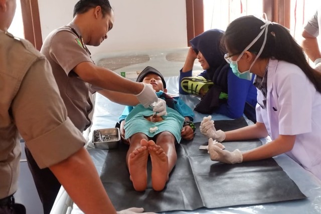 Para anak-anak yang mengikuti khitanan masal dalam rangka memperingati HUT Bhayangkara Ke-73 Tahun di RS Bhayangkara Lampung, Selasa (18/6) | Foto : Obbie Fernando/Lampung Geh