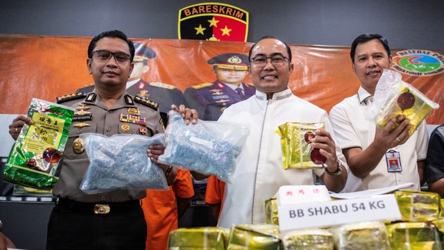 Direktur Tindak Pidana Narkoba Brigjen Pol Eko Daniyanto (tengah) beserta jajaran menunjukkan barang bukti dalam rilis pengungkapan sindikat jaringan Malaysia-Indonesia terkait peredaran narkotika, di Bareskrim Polri, Jakarta, Selasa (18/6). Foto: ANTARA FOTO/Aprillio Akbar