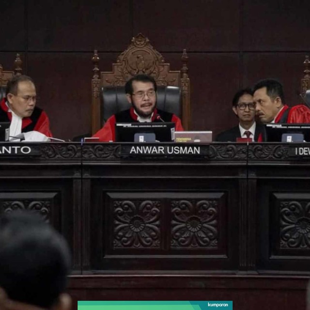 Ketua Mahkamah Konstitusi Anwar Usman (tengah) bersama hakim konstitusi lainnya memimpin sidang lanjutan Perselisihan Hasil Pemilihan Umum (PHPU) Pilpres 2019 di Gedung Mahkamah Konstitusi, Jakarta, Selasa (18/6). Foto: Fanny Kusumawardhani/kumparan