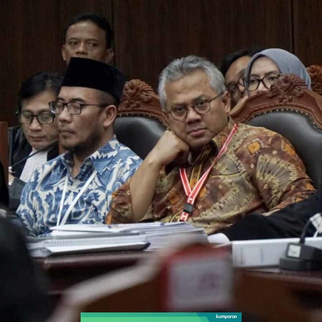 Ketua KPU, Arief Budiman (kedua kanan) pada sidang lanjutan Perselisihan Hasil Pemilihan Umum 2019 di Gedung Mahkamah Konstitusi, Jakarta, Selasa (18/6). Foto: Fanny Kusumawardhani/kumparan