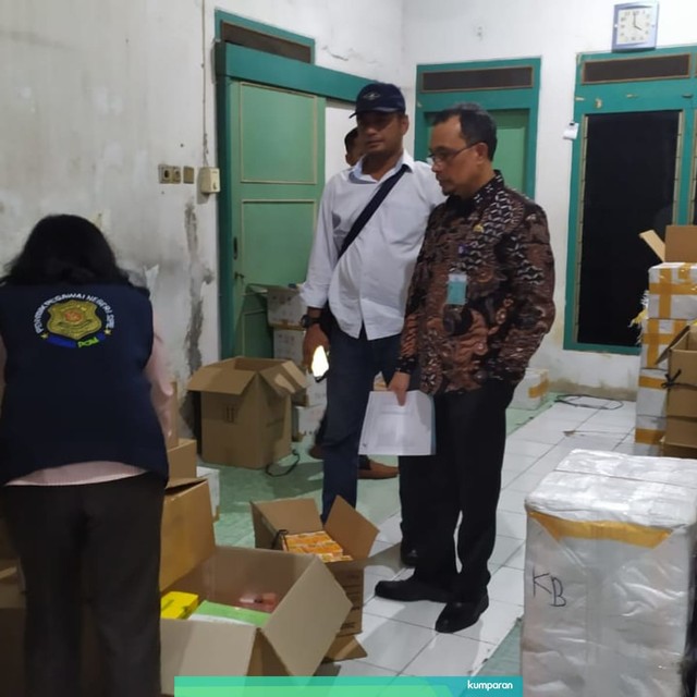 Gudang penyimpanan kosmetik ilegal yang terletak disebelah kediaman OMG selaku distributor, di Semarang. Foto: Afiati Tsalitsati/Kumparan