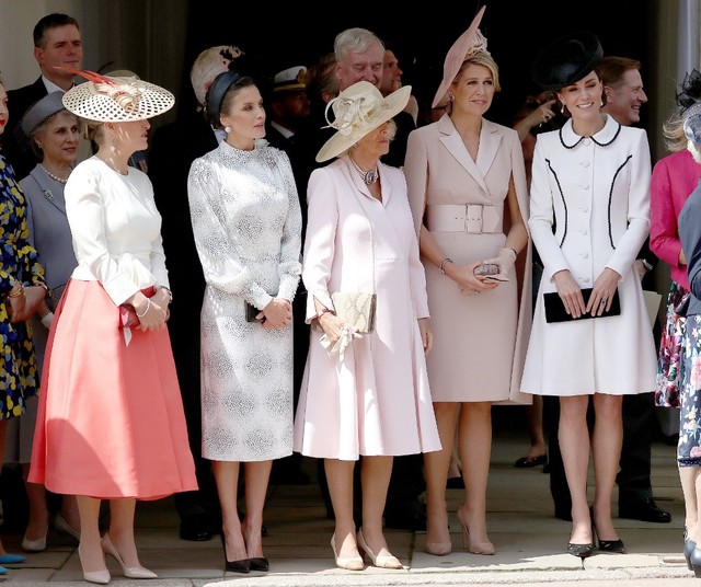 Para Royal Ladies (sesuai aturan) Sophie, Countess of Wessex, Ratu Letizia, Camila Parker-Bowles, Ratu Maxima, Kate Middleton di upacara Order of The Garter. Foto: AFP/STEVE PARSONS