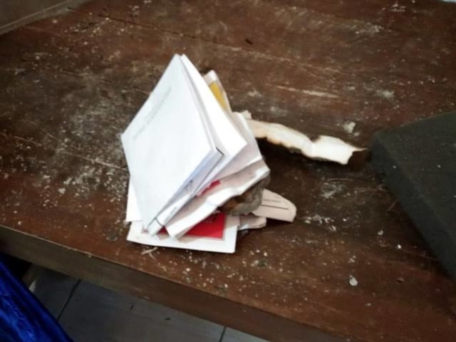Surat suara Pemilu 2019 yang dibakar dan disobek oleh warga Gunungkidul . Foto: Kumparan.