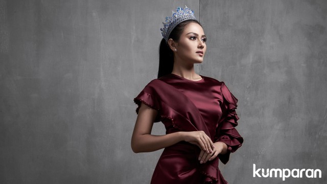 Puteri Indonesia Pariwisata 2019 Jesica Fitriana Martasari untuk program Role Model kumparanWOMAN. Stylist: Erlangga S. Negoro, Makeup: Mustika Ratu, Busana: Jeffry Tan. Foto: Nurulita