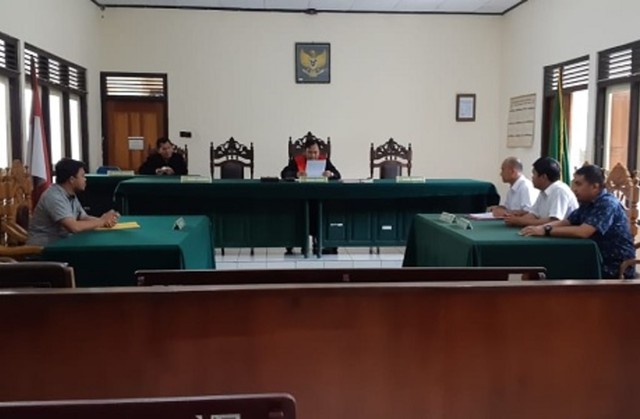 Suasana sidang praperadilan yang diajukan sejumlah oknum diduga debt collector terhadap Polres Minahasa di Pengadilan Negeri Minahasa