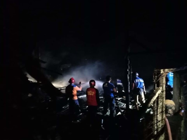Petugas damkar Kobar sedang memadamkan api di rumah dinas PT. Sampit di Kelurahan Baru, Pangkalan Bun. (Foto: warganet)