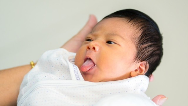 ilustrasi bayi menjulurkan lidah Foto: Shutterstock