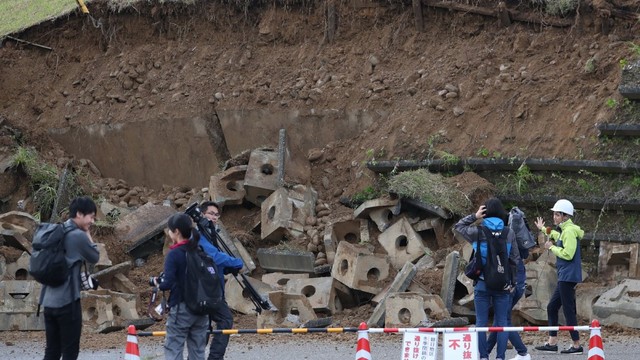 Kondisi di depan lereng yang runtuh akibat gempa di Murakami, Prefektur Niigata, Jepang. Foto: AFP/JIJI PRESS