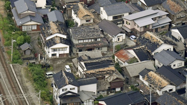 Gambar dari udara menunjukkan rumah penduduk yang rusak akibat gempa di Tsuruoka, perfektur Yamagata, Jepang. Foto: Kyodo/via REUTERS