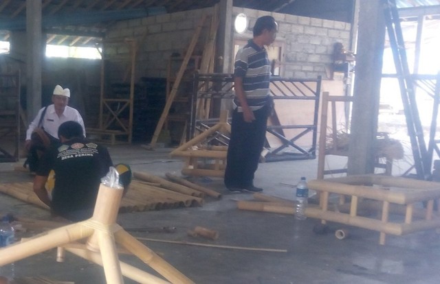 Proses pembuatan furniture dan aneka kerajinan dari bambu (kanalbali/KR11)