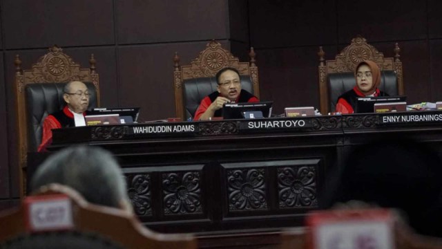 Sejumlah hakim Makhamah Konstitusi pada sidang pemeriksaan saksi Perselisihan Hasil Pemilihan Umum 2019 di Gedung Mahkamah Konstitusi, Jakarta, Rabu (19/6). Foto: Fanny Kusumawardhani/kumparan