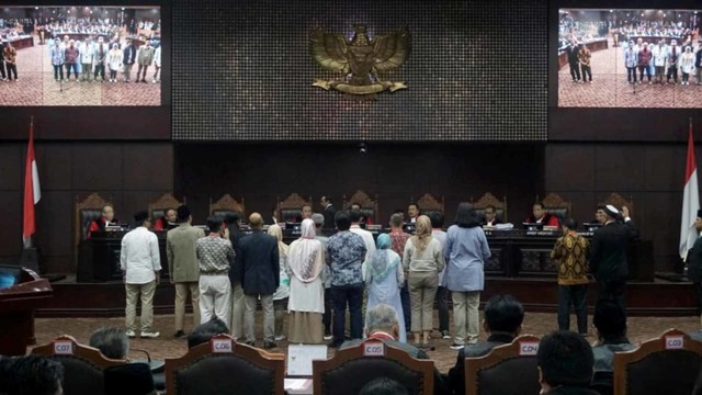 Sejumlah saksi dari pihak BPN bersumpah sebelum sidang pemeriksaan saksi Perselisihan Hasil Pemilihan Umum 2019 di Gedung Mahkamah Konstitusi, Jakarta, Rabu (19/6). Foto: Fanny Kusumawardhani/kumparan