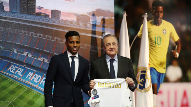 Rekrutan anyar Real Madrid, Rodrygo, diperkenalkan oleh Florentino Perez. Foto: Reuters/Sergio Perez