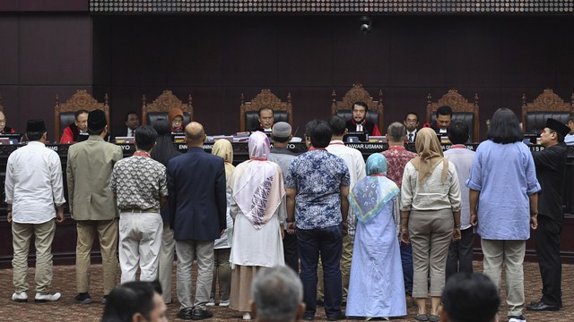 Sejumlah saksi dari pihak pemohon diambil sumpahnya saat sidang Perselisihan Hasil Pemilihan Umum. Foto: ANTARA FOTO/Hafidz Mubarak A