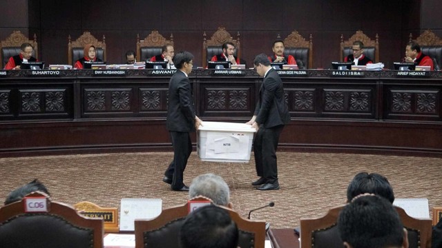 Sidang ketiga MK, Pemeriksaan saksi, Mahkamah Konstitusi, Berkas bukti