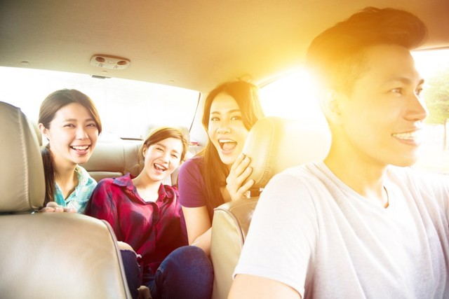 com-Usir rasa bosam dalam mobil dengan mendengrkan musik.
