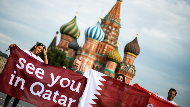Penonton Piala Dunia 2018 bersiap menuju Qatar. Foto: AFP/Jewel Samad