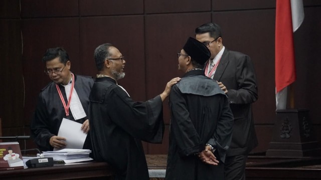 Momen keakraban tim kuasa hukum TKN dan BPN