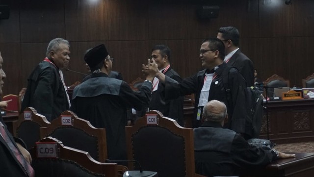 Momen keakraban tim kuasa hukum TKN dan BPN