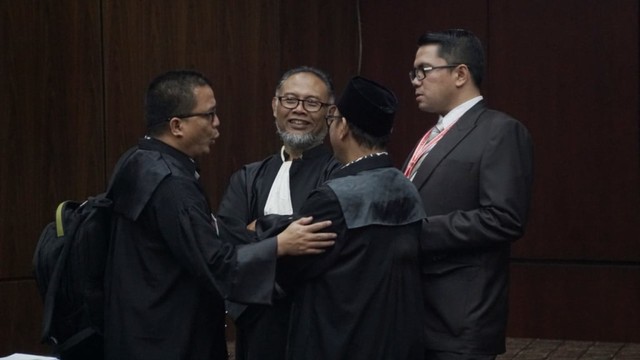 Momen keakraban tim kuasa hukum TKN dan BPN