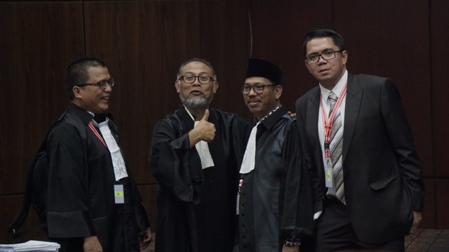 Momen keakraban tim kuasa hukum TKN dan BPN