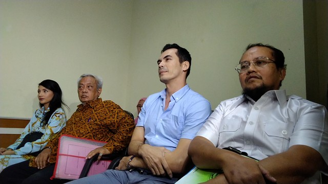 Atalarik Syach (kedua dari kanan) dengan Tsania Marwa (kiri), hadiri sidang hak asuh anak  di Pengadilan Agama Cibinong, Jawa Barat. Foto: Maria Gabrielle Putrinda/kumparan