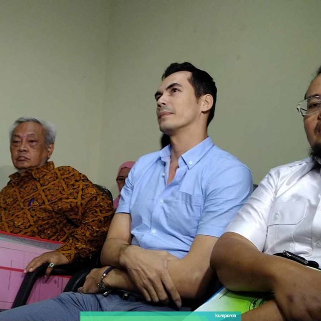 Artis Tsania Marwa (kiri) dan Atalarik Syah (kedua kanan) saat hadir di persidangan hak asuh anak di Pengadilan Agama Cibinong, Bogor, Rabu, (19/6). Foto: Maria Gabrielle Putrinda/kumparan