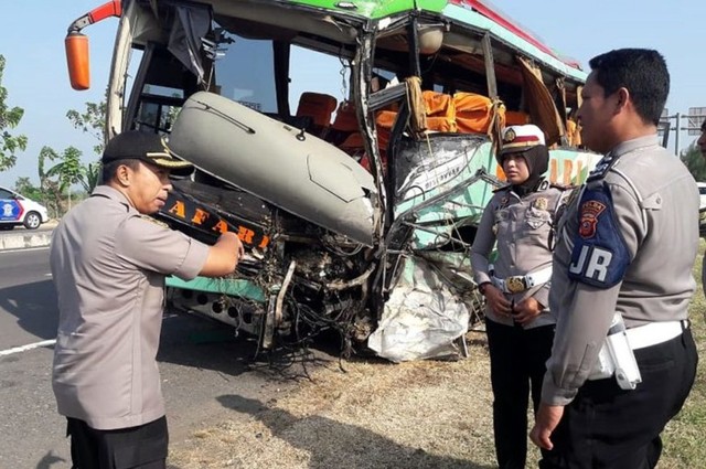 Kapolres Majalengka, AKBP Mariyono (kiri), saat pengecekan bus Safari pasca kejadian di Tol Cipali. (Oki)