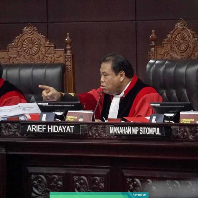 Hakim Arief Hidayat (tengah) saat menegur Tim Kuasa Hukum BPN Bambang Widjojayanto di sidang Sengketa Pilpres 2019 di Gedung Mahkamah Konstitusi, Jakarta, Rabu (19/6). Foto: Fanny Kusumawardhani/kumparan