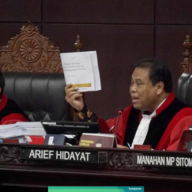Hakim Arief Hidayat (kanan) di sidang pemeriksaan saksi Sengketa Pilpres 2019 di Gedung Mahkamah Konstitusi, Jakarta, Rabu (19/6). Foto: Fanny Kusumawardhani/kumparan
