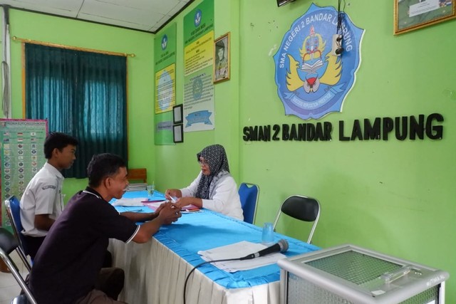 Orang tua saat mendaftarkan anaknya di SMAN 2 Bandar Lampung, Rabu (18/6) | Foto : Obbie Fernando/Lampung Geh