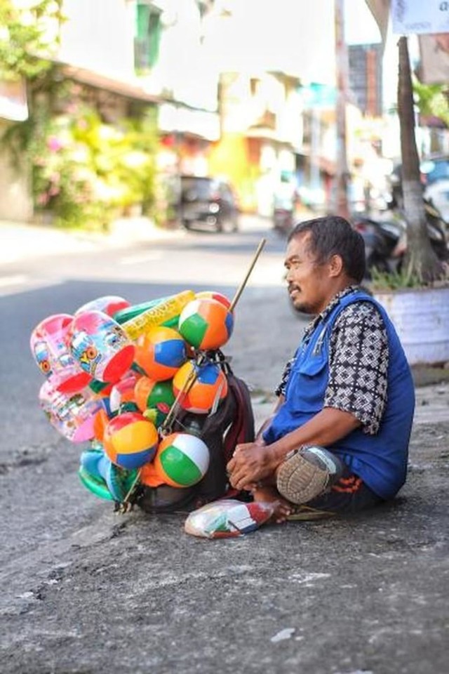 Kisah Haru Pak Setu yang Merangkak Jualan Balon Keliling 