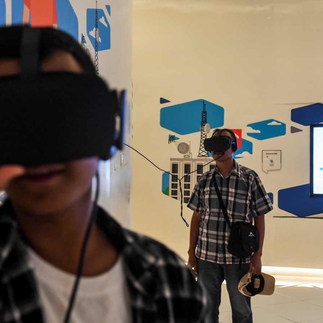 Pengunjung menggunakan teknologi VR saat berkunjung di Bandung Planning Gallery di Bandung, Jawa Barat, Rabu (19/6/2019). Foto: ANTARA FOTO/M Agung Rajasa
