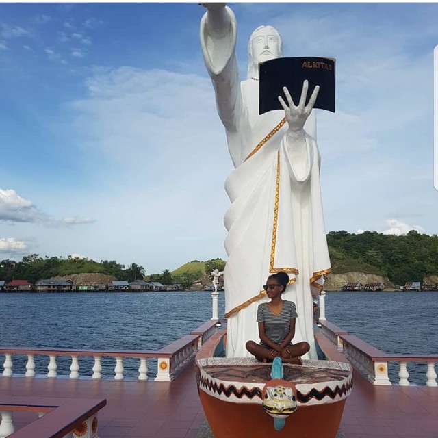 Patung Yesus setinggi 3,5 meter yang berdiri diatas perahu dengan memegang Alkitab roboh karena retakan kontruksi. (Dok: Cornelia)
