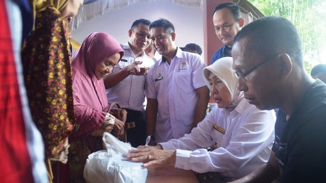 Bupati Barito Kuala Hj Noormiliyani saat peluncuran BPNT di Kecamatan Anjir Muara, Rabu 19 Juni 2019. Foto: Humpro Batola