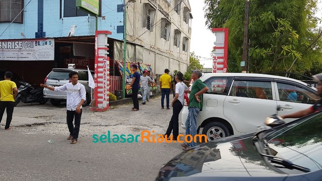 SUASANA di depan pintu masuk gang kediaman ayah Sekjen PSI, Raja Juli Antoni, Rabu, 19 Juni 2019.
